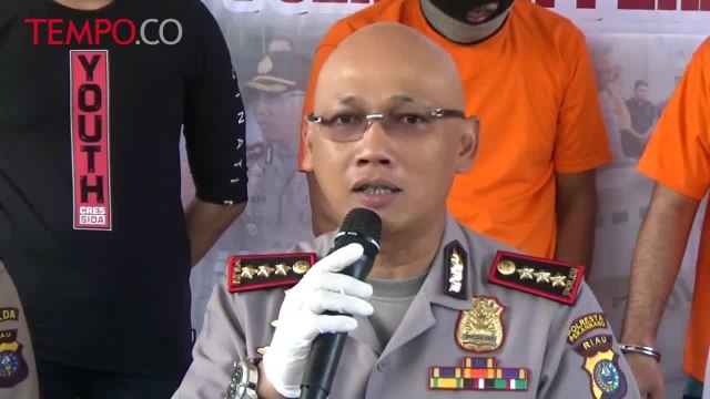 Kapolresta pekanbaru menunjukkan barang bukti sabu asal Malaysia