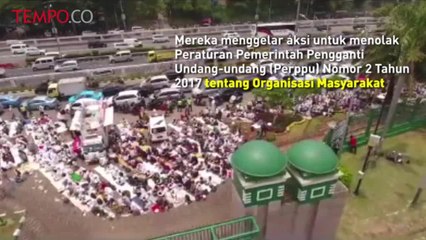 Massa Aksi 299 Gelar Salat Jumat di Depan DPR