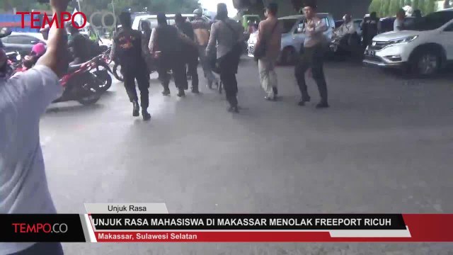 Unjuk Rasa Mahasiswa di Makassar Menolak Freeport Ricuh