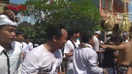 Mesuryak, Tradisi Berebut Uang di Hari Raya Kuningan