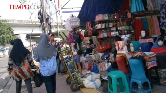 Sisa-sisa PKL yang Bertahan di Trotoar Tanah Abang