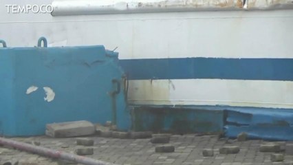 Dipaksa Berlayar Saat Cuaca Buruk Lambung Kapal Penumpang Rusak