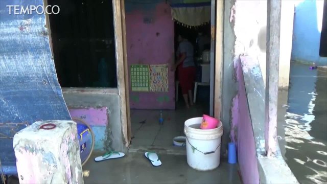 Banjir Rob, Ratusan Rumah Warga Terendam, Pengungsi Sakit