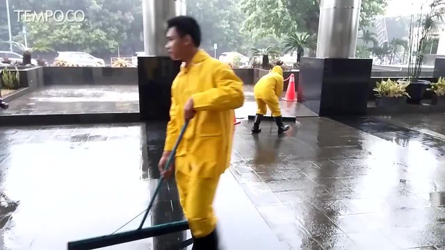 Diterjang Hujan Deras dan Angin Kencang, Atap Gedung KPK Jebol