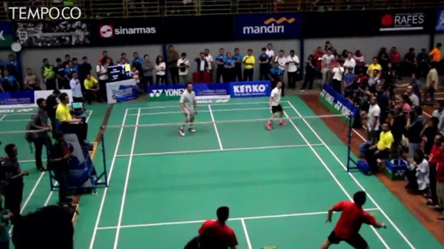 Gaya Menpora Saat Main Bulutangkis Bareng Kevin Sanjaya