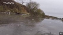 Seekor Anjing Diselamatkan dari Es di Sungai yang Membeku