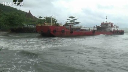 Cuaca Ekstrem Landa Selat Sunda, Kapal Tanker Terdampar di Merak