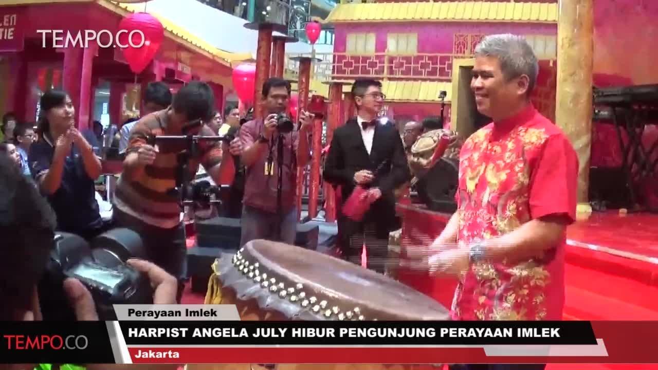 Harpist Angela July Hibur Pengunjung di Perayaan Imlek