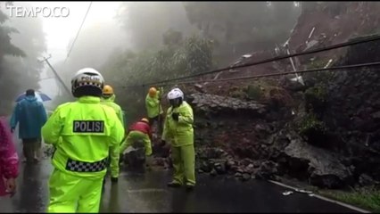 Polisi, Damkar, dan Warga Bersihkan Longsor di Jalur Puncak
