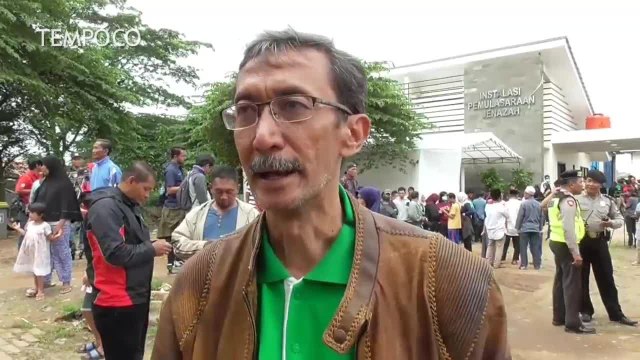 Isak Tangis Keluarga Sambut Jenazah Korban Kecelakaan Tanjakan Emen