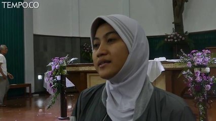 MUSLIMAH INI TURUT BERSIHKAN GEREJA ST LIDWINA PASCASERANGAN