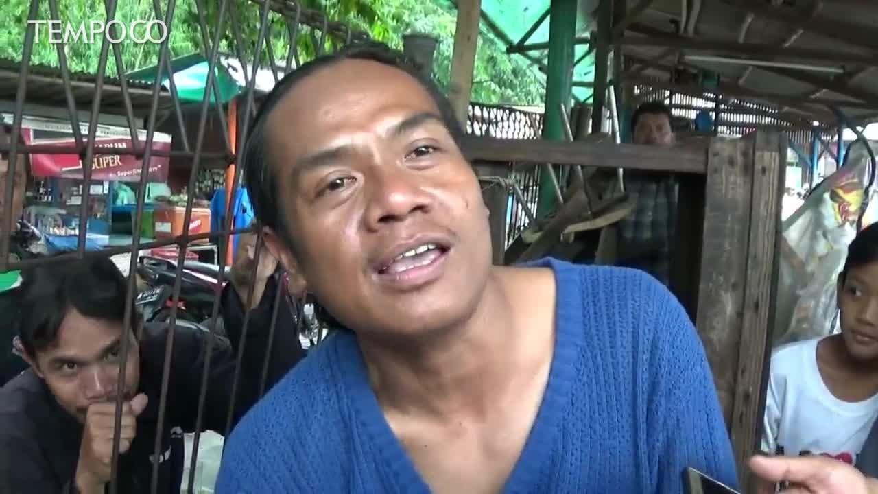 Sebuah Baliho di Bekasi Ambruk Usai Diterjang Angin Kencang dan Hujan Deras
