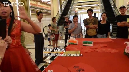 Penulis Kaligrafi Cina Curi Perhatian Pengunjung Cap Go Meh