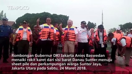 Saat Anies Baswedan Naik Rakit di Danau Sunter