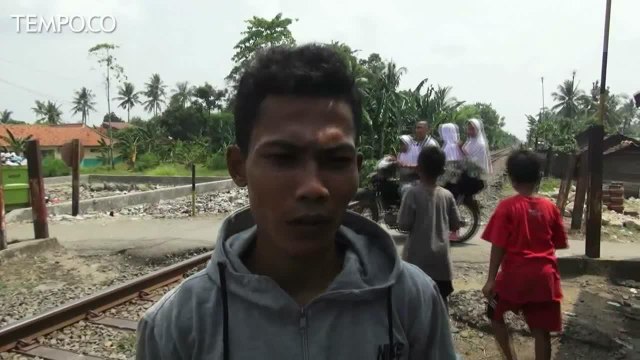 Satu Keluarga Tertabrak Kereta