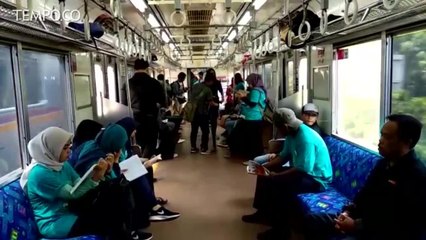 Ratusan Orang Kompak Baca Buku di Gerbong Commuter Line