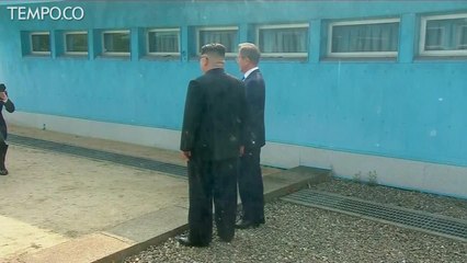 Kim Jong Un Genggam Tangan Moon Jae-in Lewati Perbatasan Korea