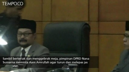 Kenakan Almamater Partai, Rapat Paripurna LKPJ DPRD Cilegon Ricuh