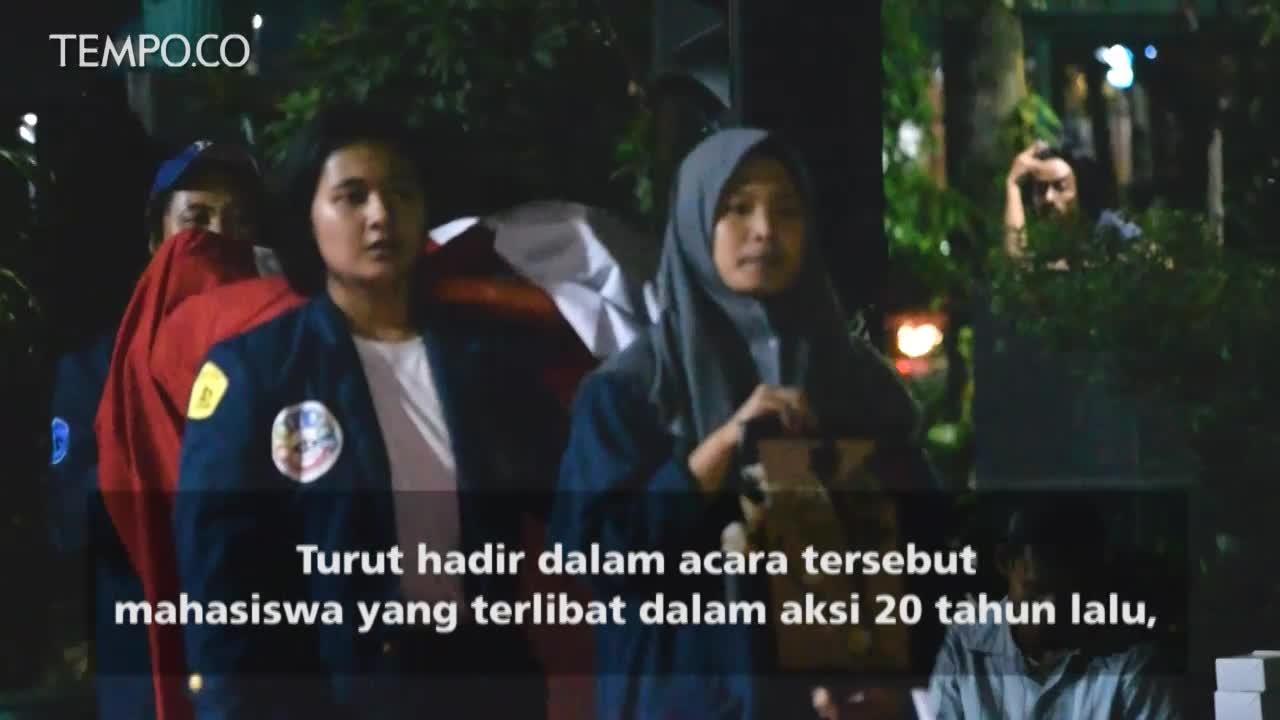 Mahasiswa Trisakti Tutup Jalan dan Nyalakan Lilin Harapan