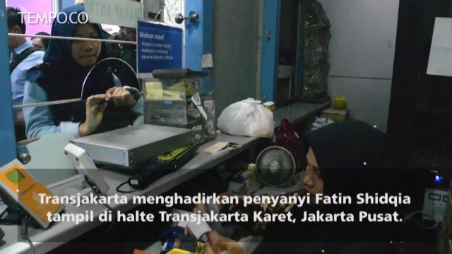 Menjelang Buka Puasa, Fatin Hibur Penumpang Transjakarta