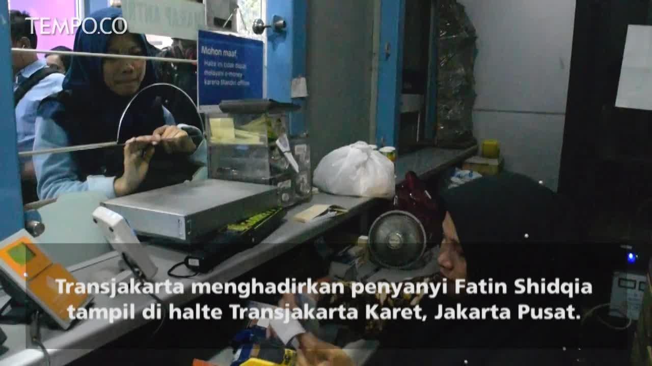 Menjelang Buka Puasa, Fatin Hibur Penumpang Transjakarta