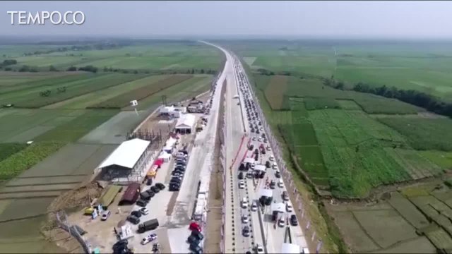 Pantauan Udara Antrean Gerbang Tol Kertasari Tegal