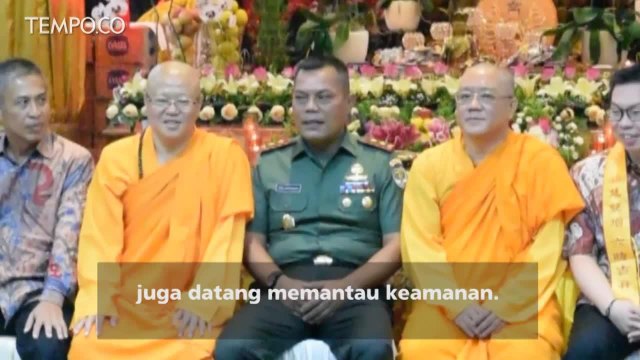 Kunjungi Perayaan Waisak, Anies Baswedan Dapat Selendang Berkah