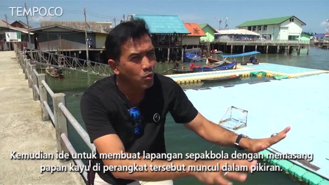 Berlatih Sepak Bola di Lapangan Terapung