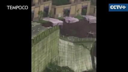 Detik-Detik Runtuhnya Jalan di Wilayah Ini