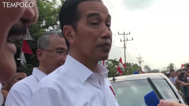 Presiden Joko Widodo Blusukan Lihat Pengecoran Jalan
