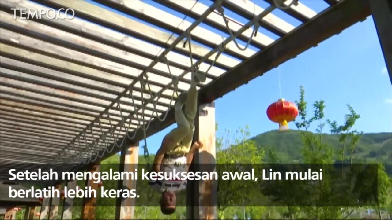 Aksi Bergelantungan di Tali Jadi Viral