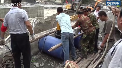 Warga Desa di Cina Berjibaku Mengatasi Banjir dan Longsor