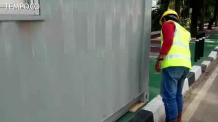 Kontainer Penjualan Tiket Menghalangi Jalur Sepeda