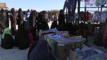 أفراد عائلات مقاتلي تنظيم الدولة الإسلامية لا يستسلمون في مخيم الهول