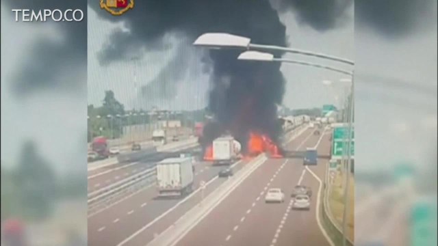 Detik-detik Truk Tangki Meledak di Jalan Tol Terekam CCTV