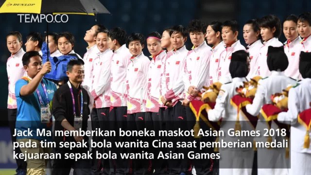 Jack Ma Kalungkan Medali ke Tim Sepak Bola Putri