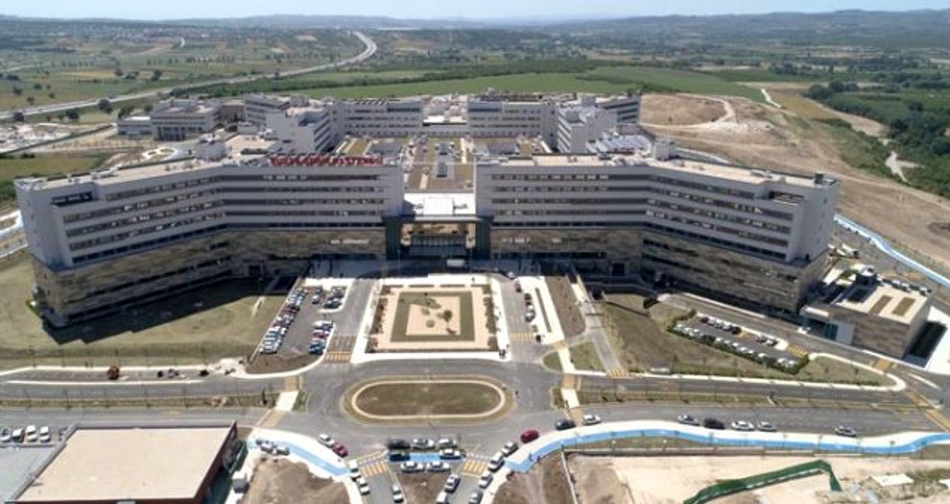 Tuncay Özkan yeni açılan Bursa Şehir Hastanesi'ni su bastığını iddia etti.