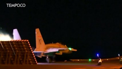 Pesawat Tempur Lepas Landas Saat Malam Hari