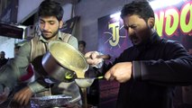 شاي يقدّم بأكواب من الطين الساخنة يلقى رواجا في باكستان