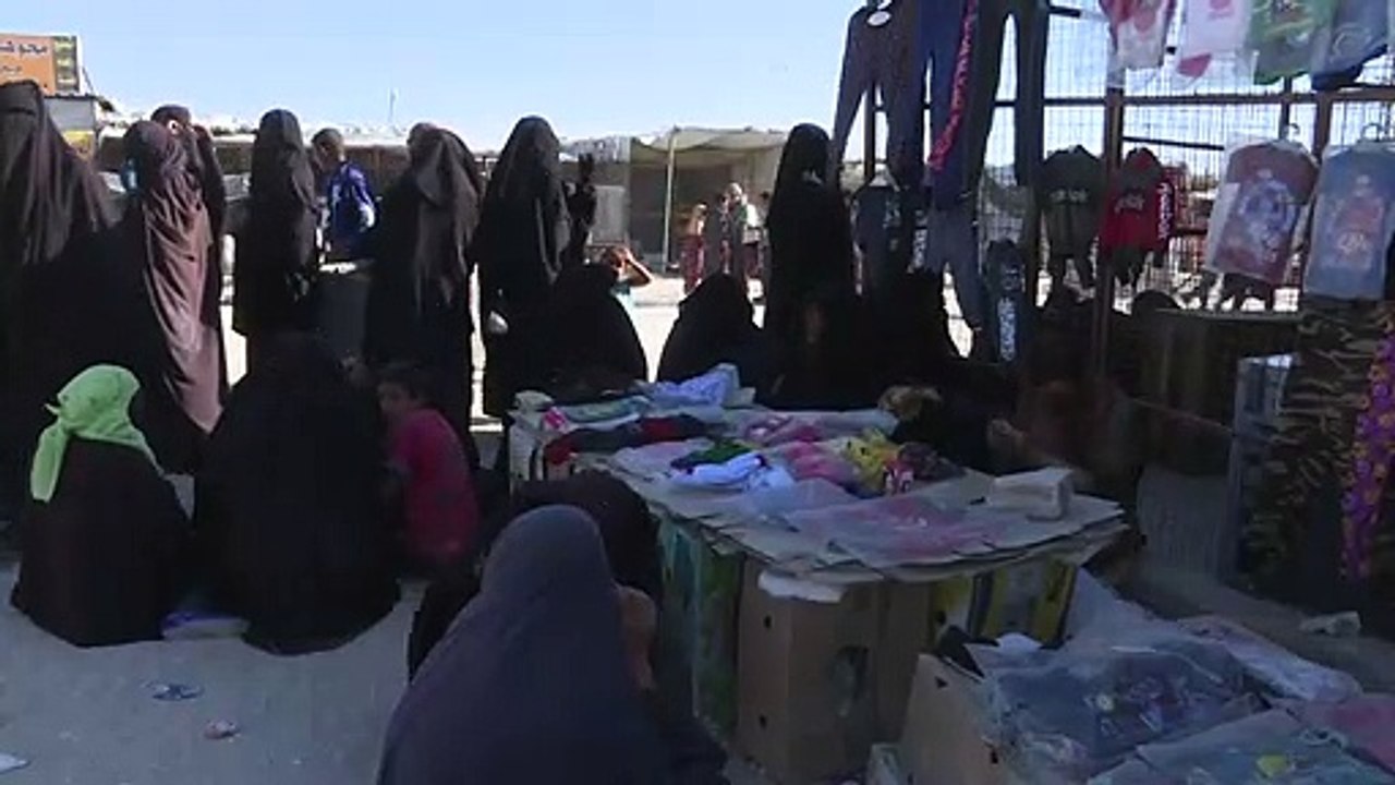 أفراد عائلات مقاتلي تنظيم الدولة الإسلامية لا يستسلمون في مخيم الهول