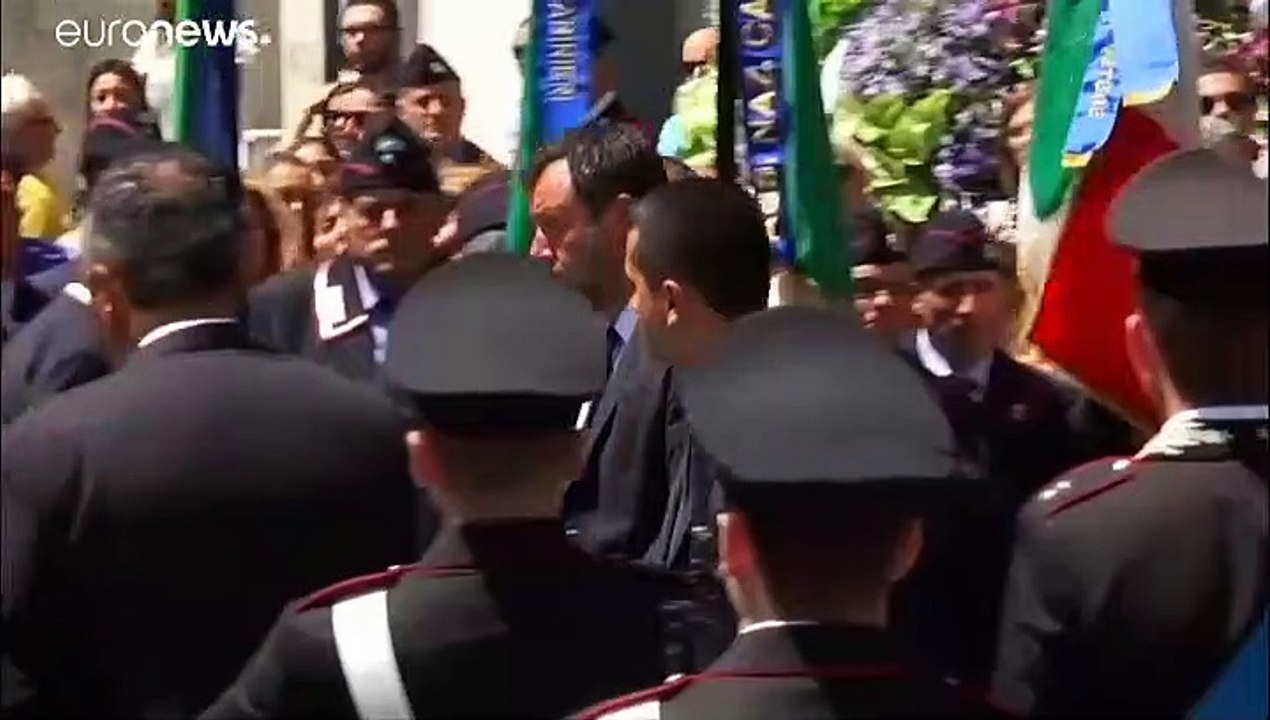 In der Kirche seiner Hochzeit: Italien trauert um Polizisten (35)