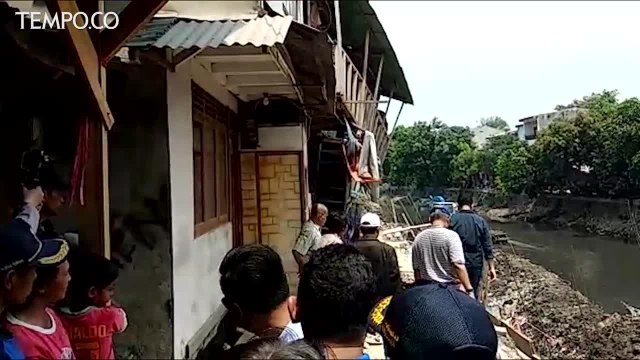 Anies Janji Perbaiki Rumah Warga yang Terdampak Tanah Amblas