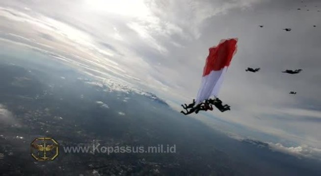 Terjun Payung Kopassus Kibarkan Bendera Merah Putih Raksasa