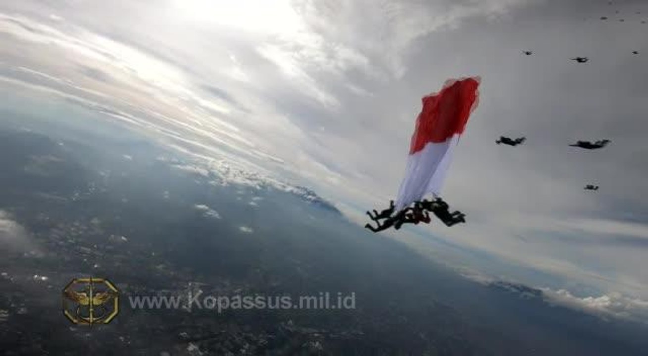 Terjun Payung Kopassus Kibarkan Bendera Merah Putih Raksasa