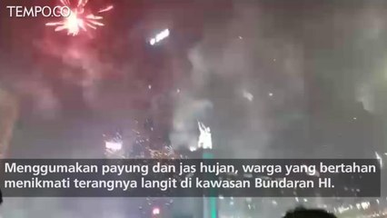 Pesta Kembang Api 2019 di Bundaran HI di Bawah Guyuran Hujan