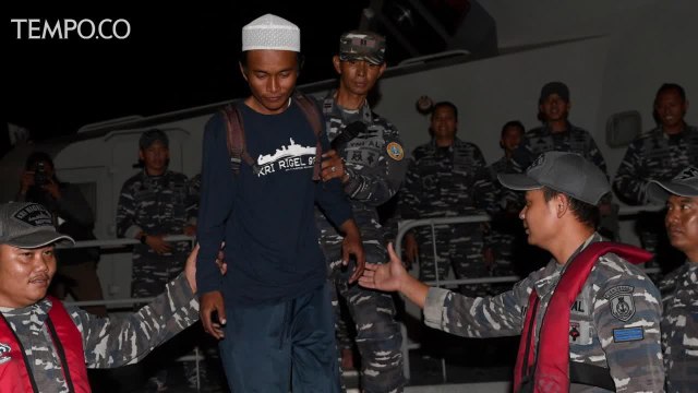 Sepekan Terdampak di Pulau Panjang akibat Tsunami, Nelayan Ini Dievakuasi