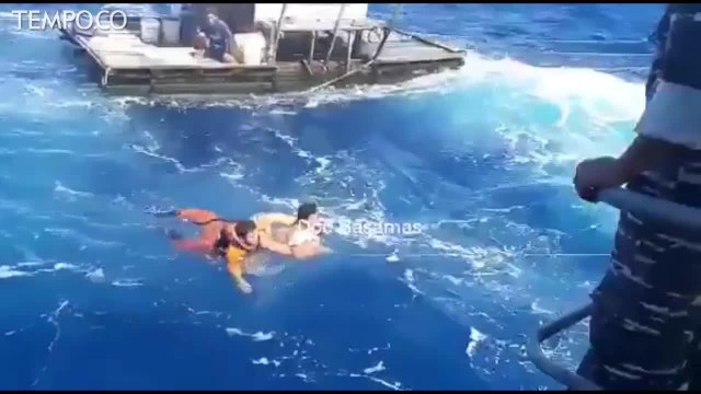 Proses Basarnas Selamatkan Dua Nelayan yang Hanyut
