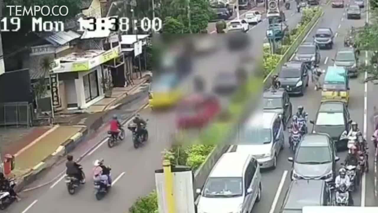 Rekaman CCTV Perlihatkan Detik - detik Pemotor Dilindas Mobil