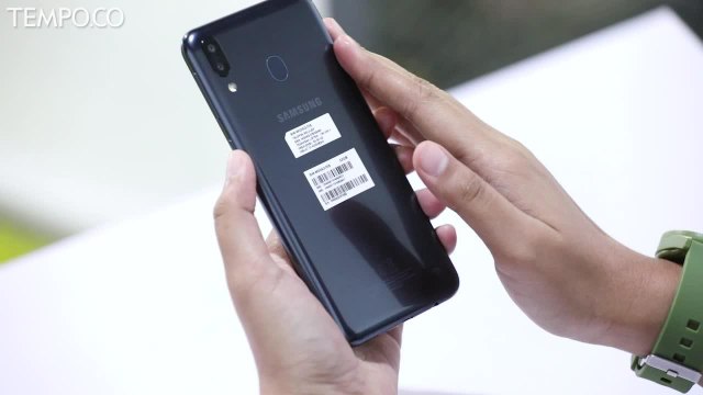 Unboxing Ponsel Berponi Samsung Galaxy M20
