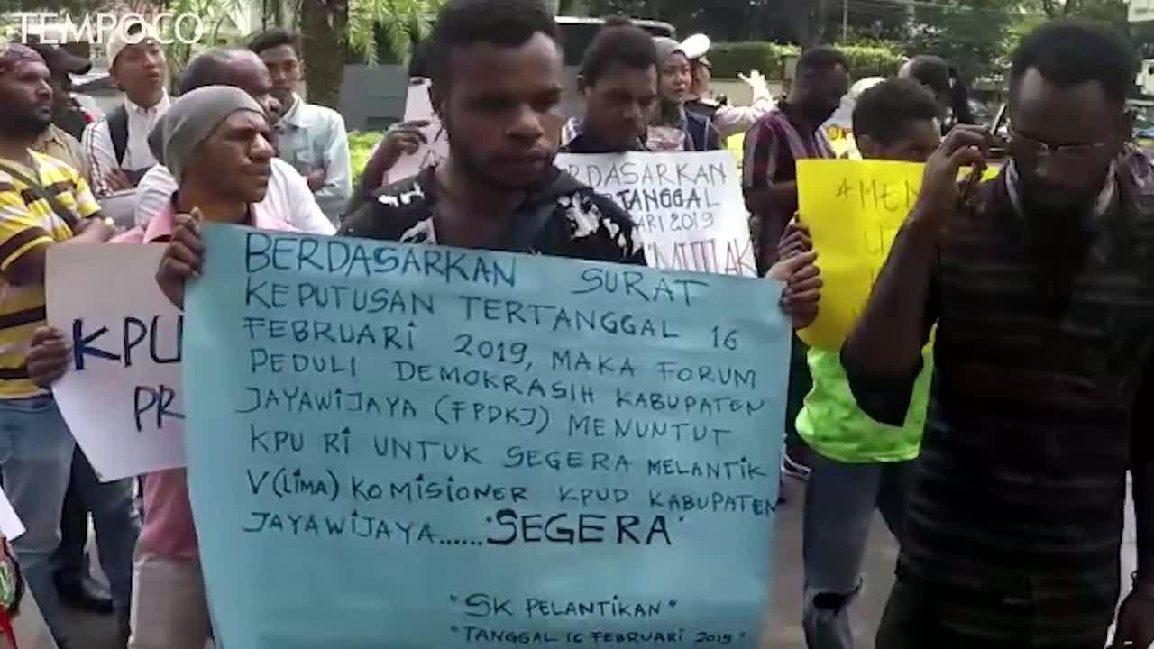 Aksi Menuntut Dilantiknya Lima Komisioner KPU Jayawijaya